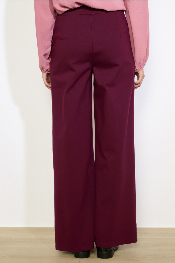 LolaLiza bordeaux dames broek | Model achteraanzicht