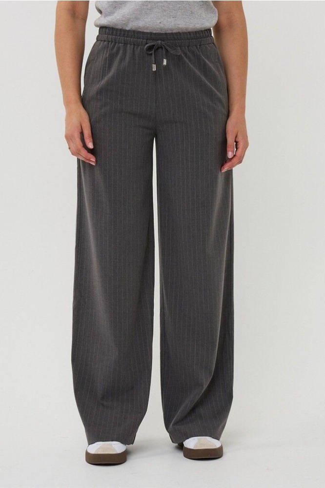 EsQualo grijze dames broek | Model vooraanzicht