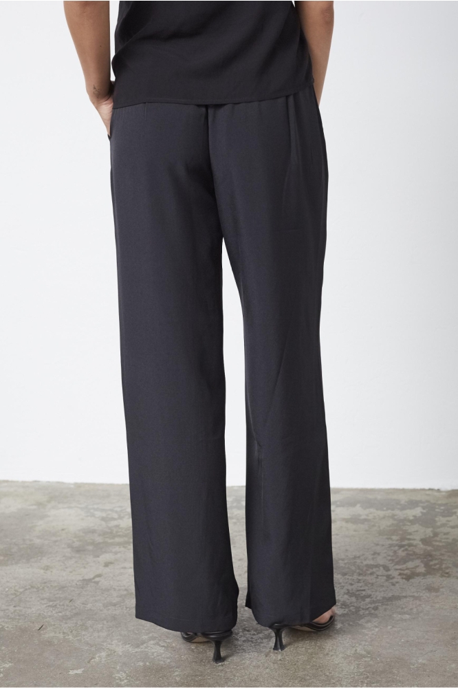 SisterS point zwarte dames broek | Model achteraanzicht