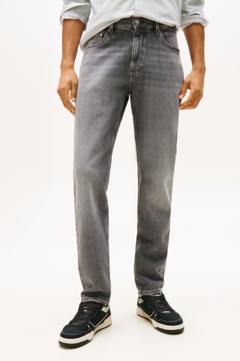 Tommy Jeans grijze heren jeans | Model vooraanzicht