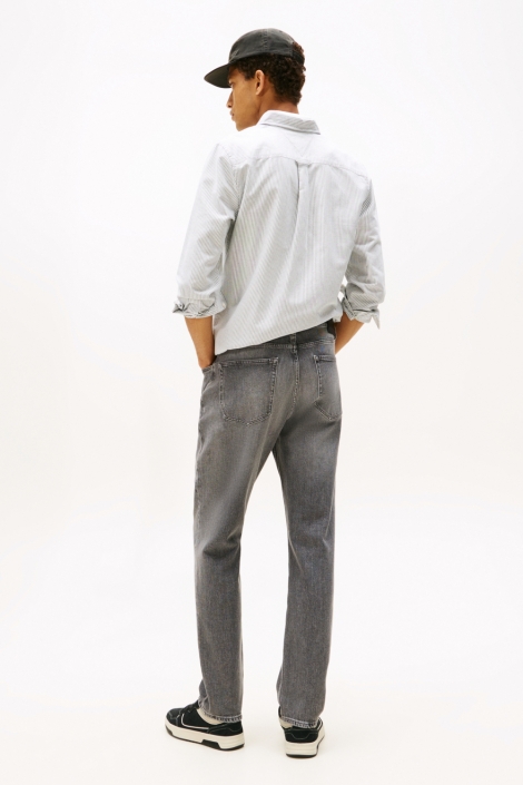 Tommy Jeans grijze heren jeans | Model