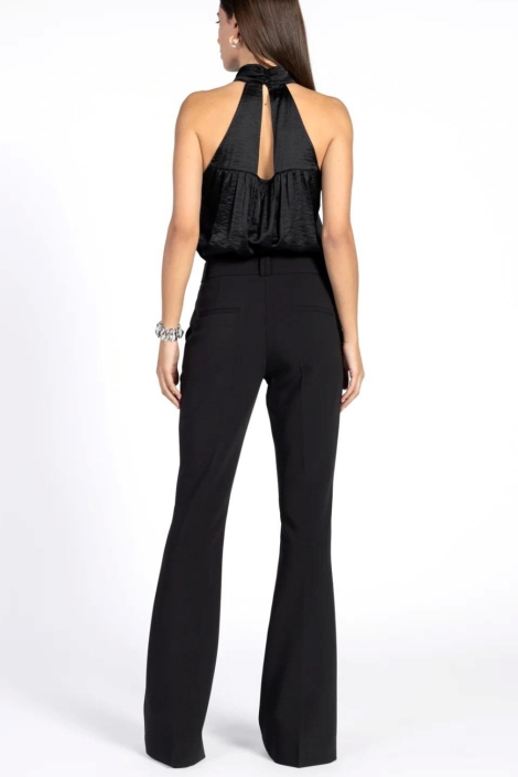 Aaiko zwarte dames broek | Model achteraanzicht