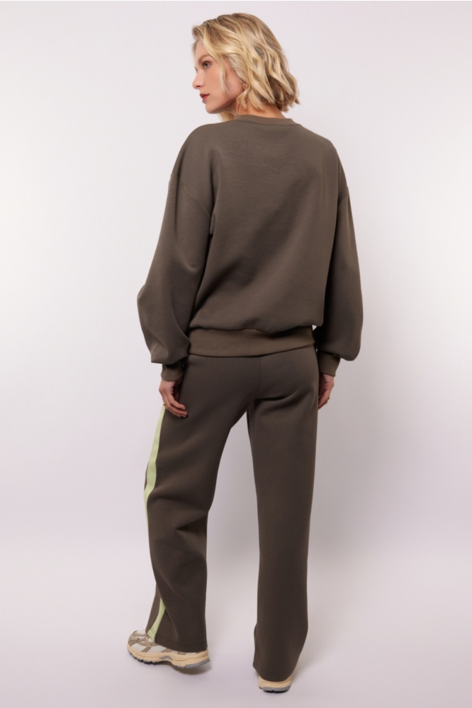 Fluresk bruine dames broek | Model