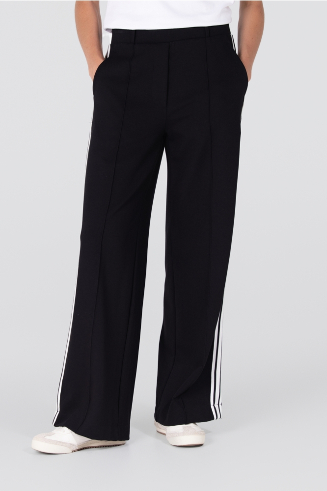 Juffrouw Jansen zwarte dames broek | Model vooraanzicht