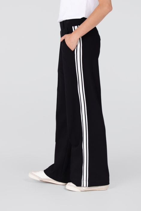 Juffrouw Jansen zwarte dames broek | Model zijaanzicht