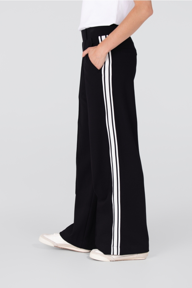 Juffrouw Jansen zwarte dames broek | Model zijaanzicht