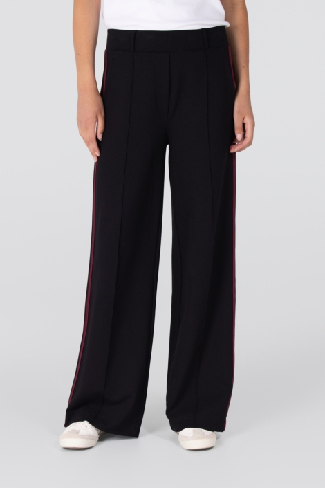 Juffrouw Jansen zwarte dames broek | Model vooraanzicht