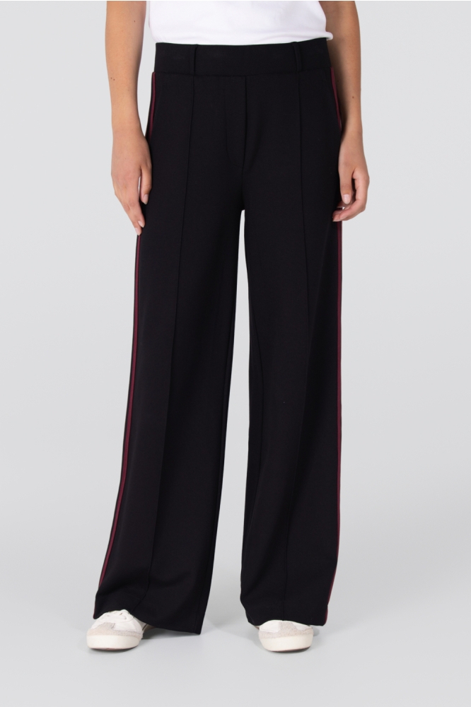 Juffrouw Jansen zwarte dames broek | Model vooraanzicht