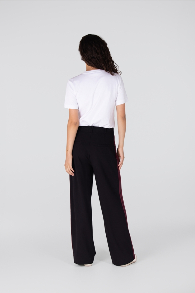 Juffrouw Jansen zwarte dames broek | Model achteraanzicht