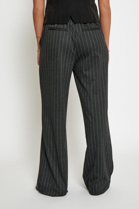 Peppercorn grijze dames broek | Model achteraanzicht