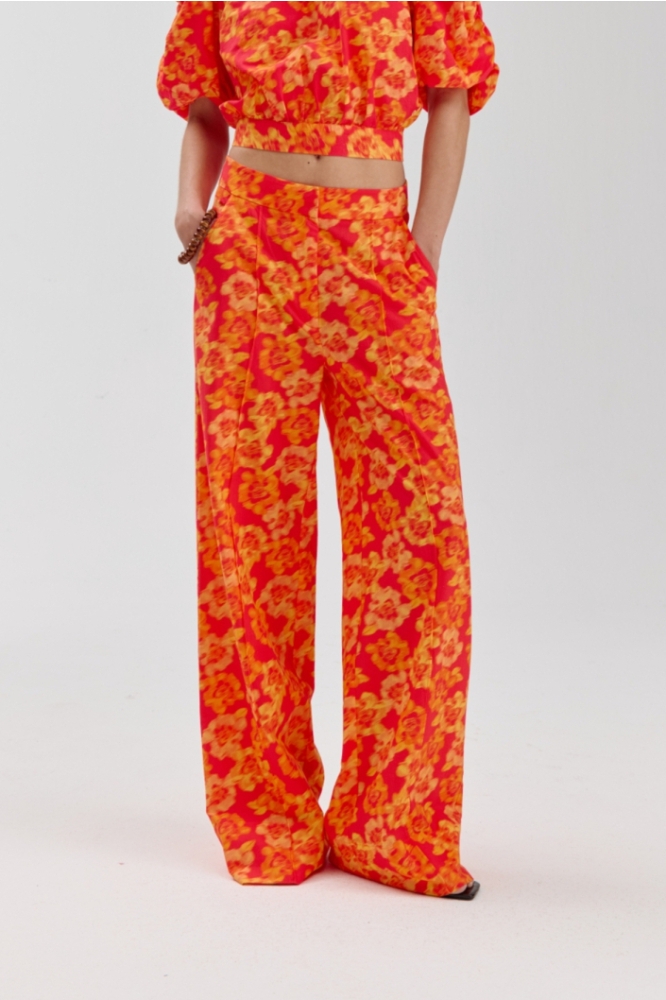 Harper & Yve oranje dames broek | Model vooraanzicht