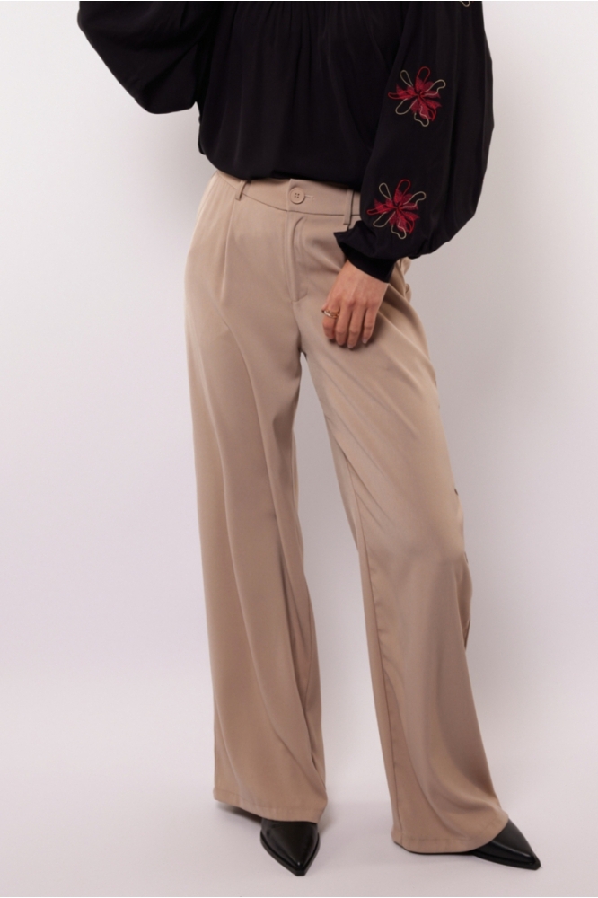 Fluresk taupe dames broek | Model vooraanzicht