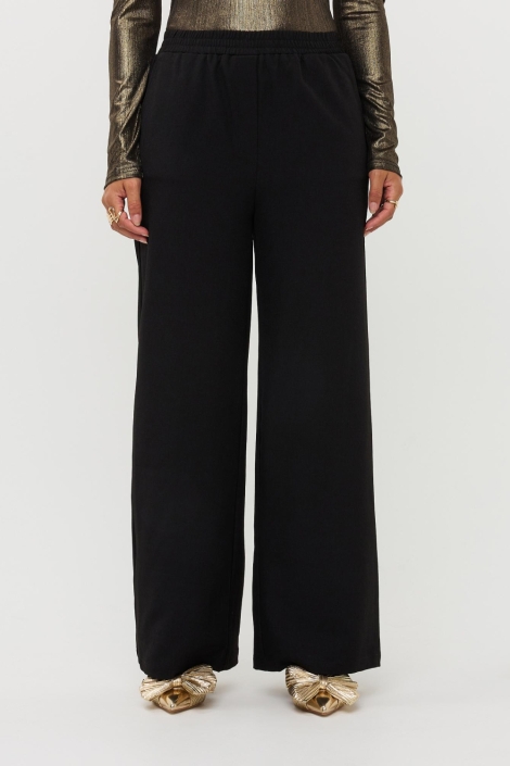 Ydence zwarte dames broek | Model vooraanzicht