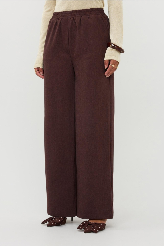 Ydence bruine dames broek | Model zijaanzicht