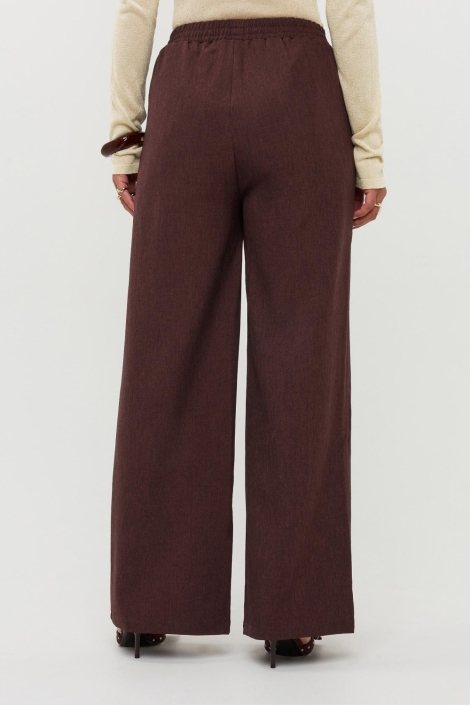 Ydence bruine dames broek | Model achteraanzicht