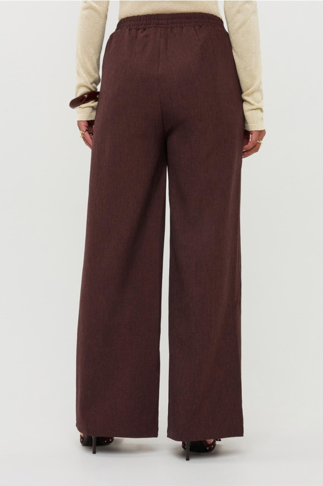 Ydence bruine dames broek | Model achteraanzicht