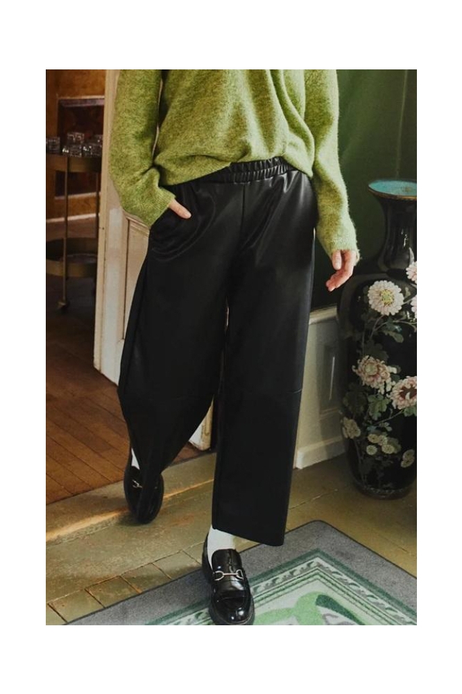 Freequent zwarte dames broek | Sfeerbeeld, In situatie