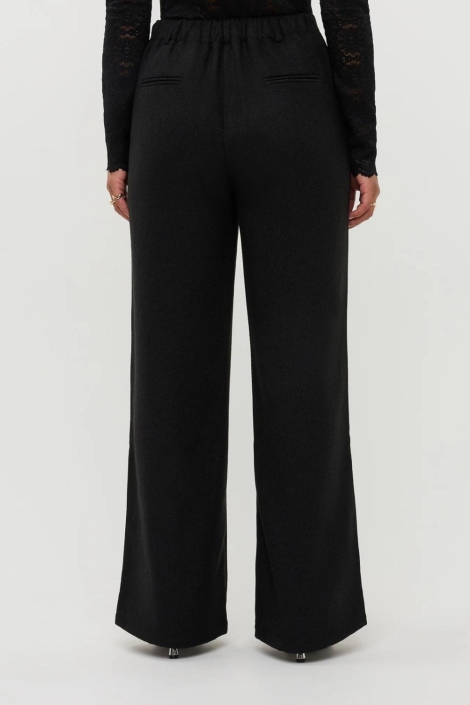 Ydence zwarte dames broek | Model achteraanzicht