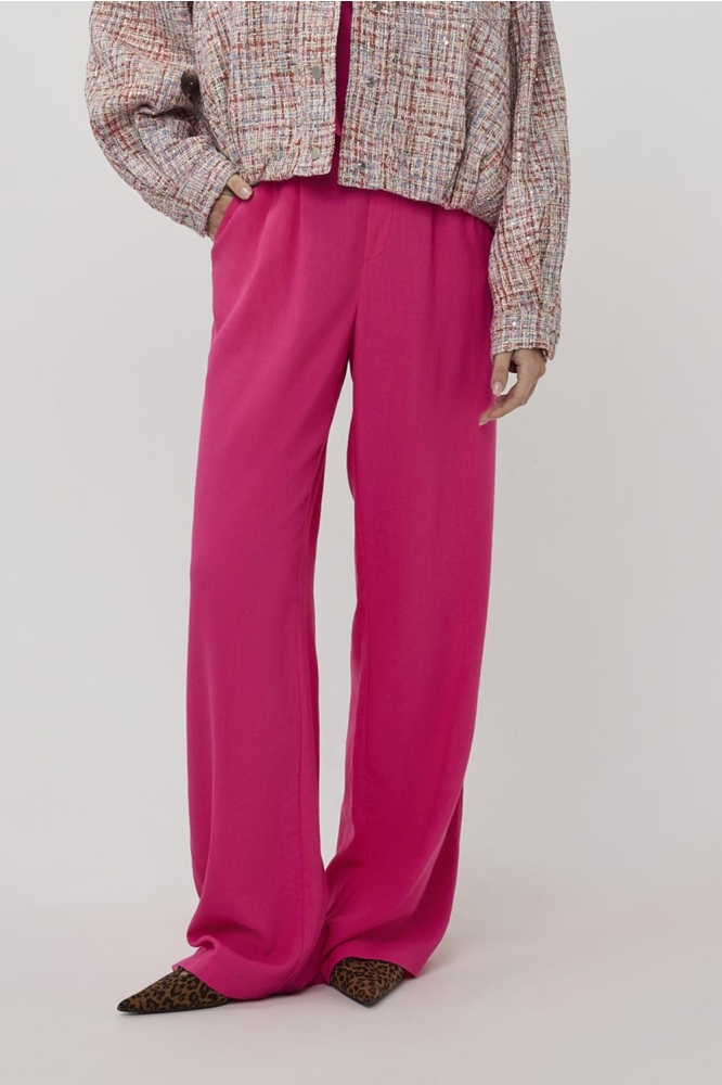 Studio Amaya roze dames broek | Model vooraanzicht