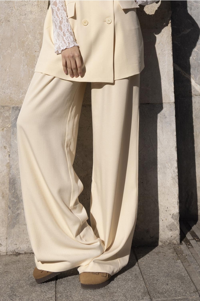 Studio Amaya gele dames broek | Sfeerbeeld, In situatie