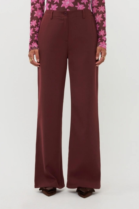 Ydence bruine dames broek | Model vooraanzicht