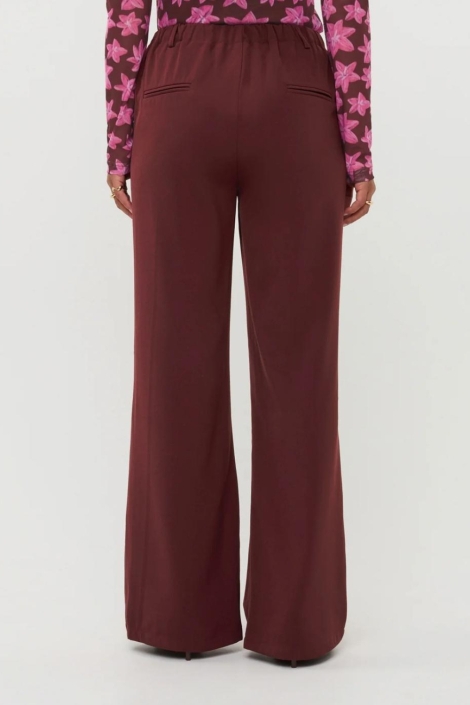 Ydence bruine dames broek | Model achteraanzicht