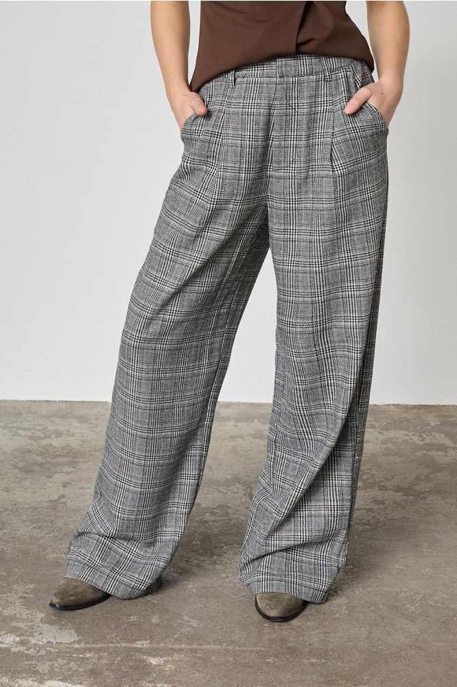 SisterS point grijze dames broek | Model vooraanzicht