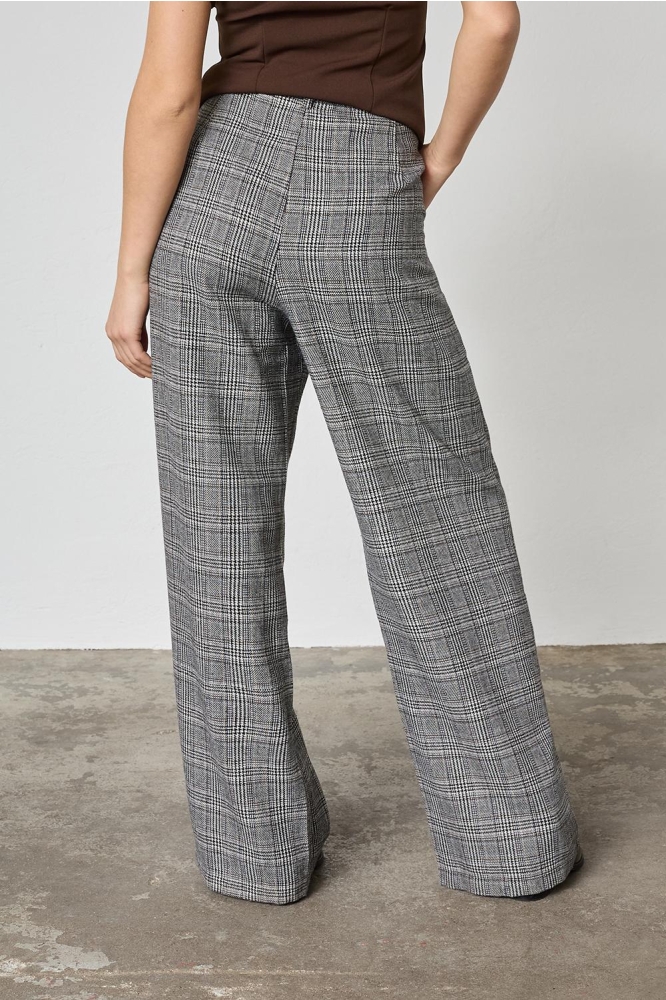 SisterS point grijze dames broek | Model achteraanzicht