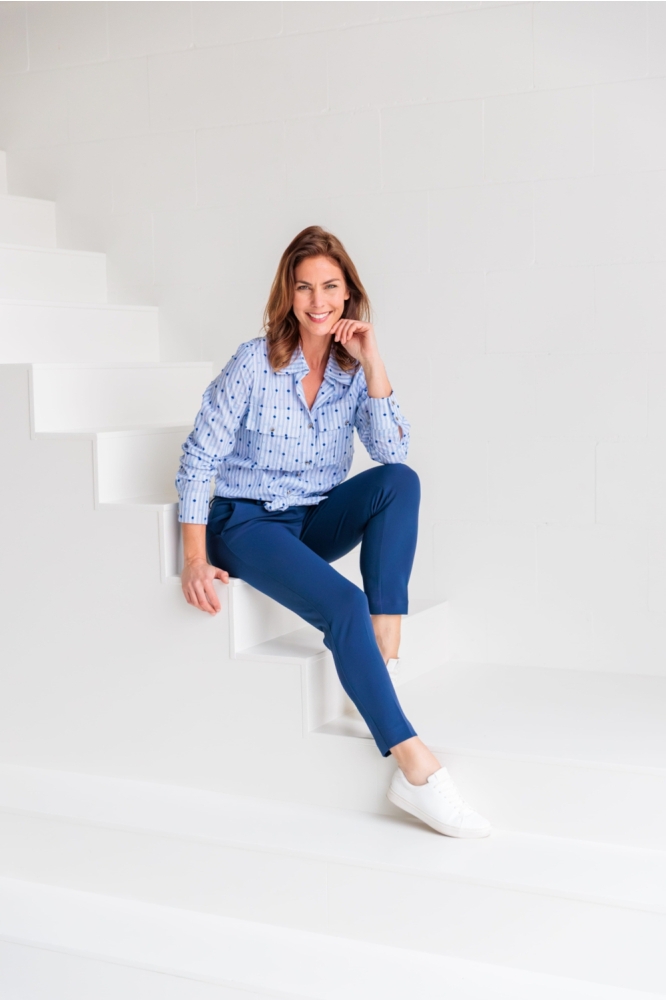 NED blauwe dames broek | Sfeerbeeld, In situatie