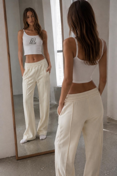 Calvin Klein beige dames broek | Sfeerbeeld, In situatie