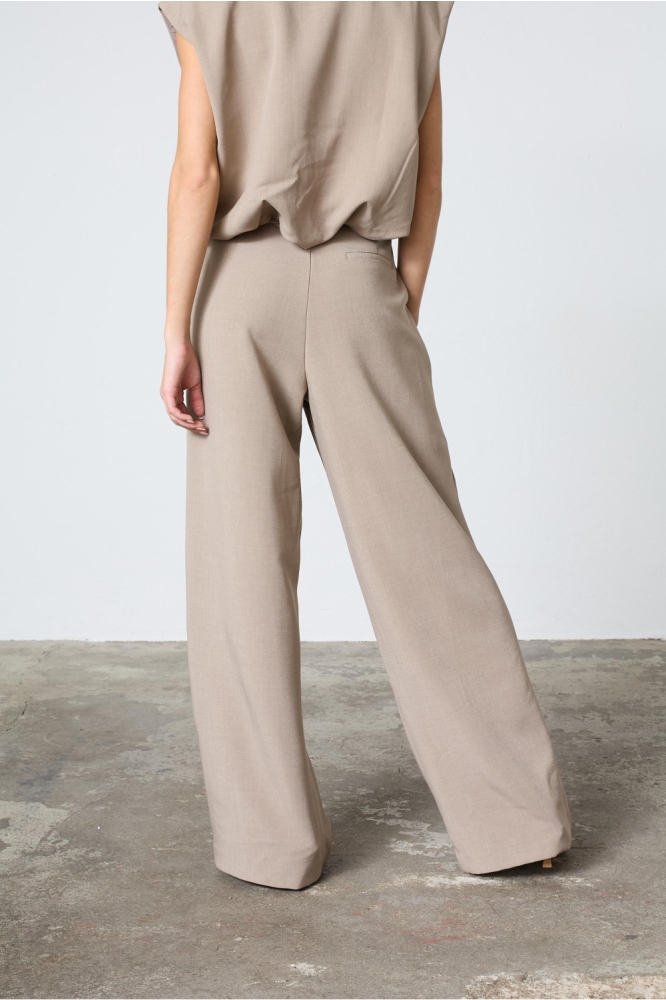 SisterS point camel dames broek | Model achteraanzicht
