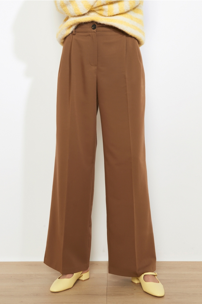 LolaLiza camel dames broek | Model vooraanzicht