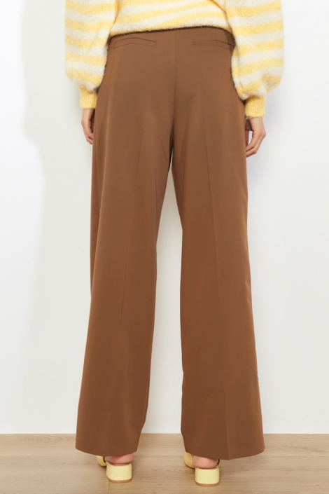 LolaLiza camel dames broek | Model achteraanzicht