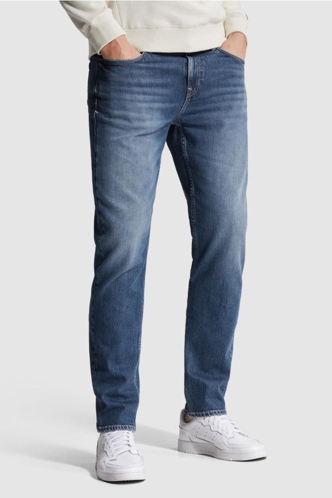 Cast Iron blauwe heren jeans | Model zijaanzicht
