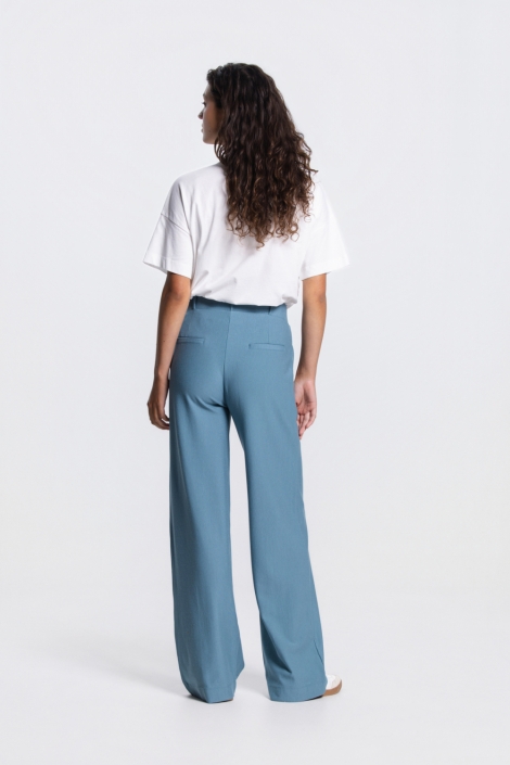 Juffrouw Jansen blauwe dames broek | Model achteraanzicht