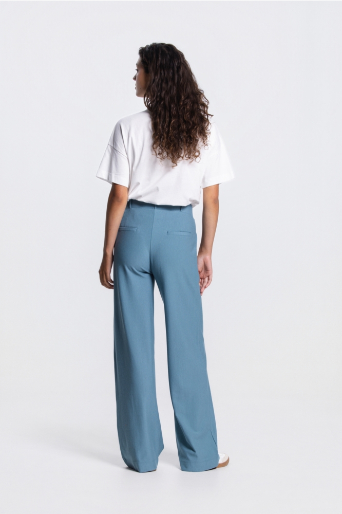 Juffrouw Jansen blauwe dames broek | Model achteraanzicht