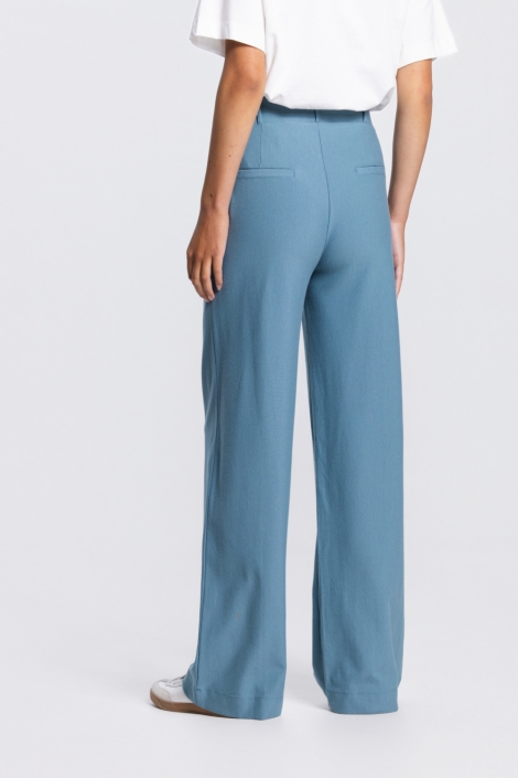 Juffrouw Jansen blauwe dames broek | Model achteraanzicht