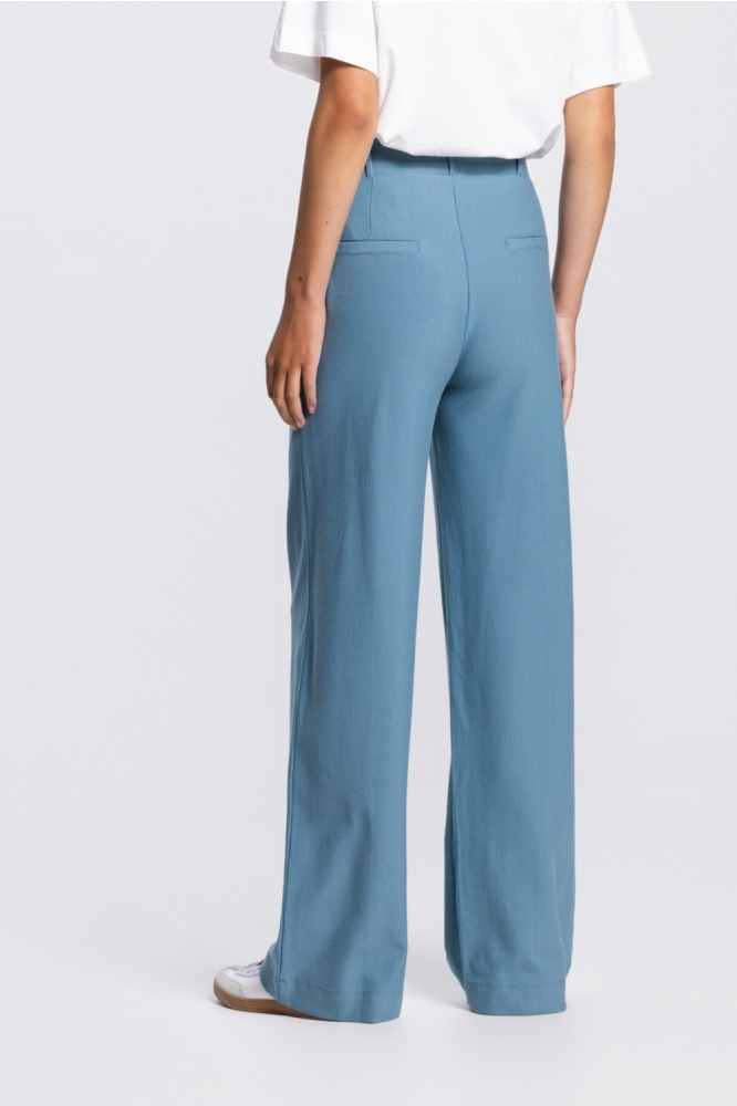 Juffrouw Jansen blauwe dames broek | Model achteraanzicht