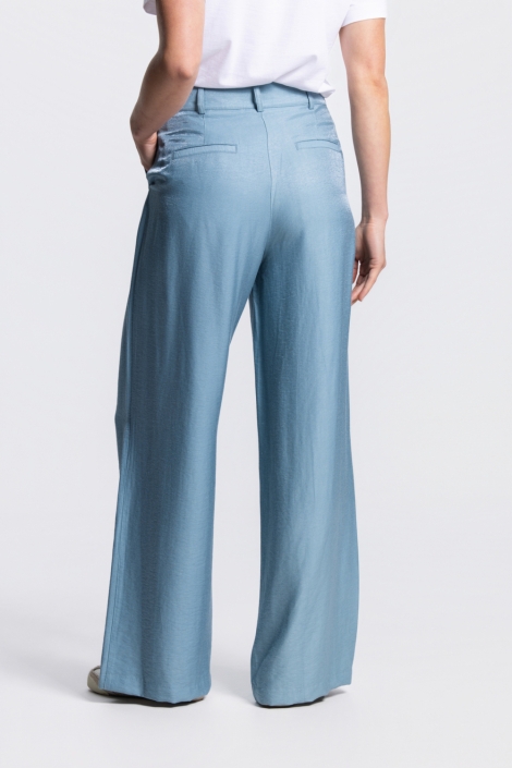 Juffrouw Jansen blauwe dames broek | Model achteraanzicht