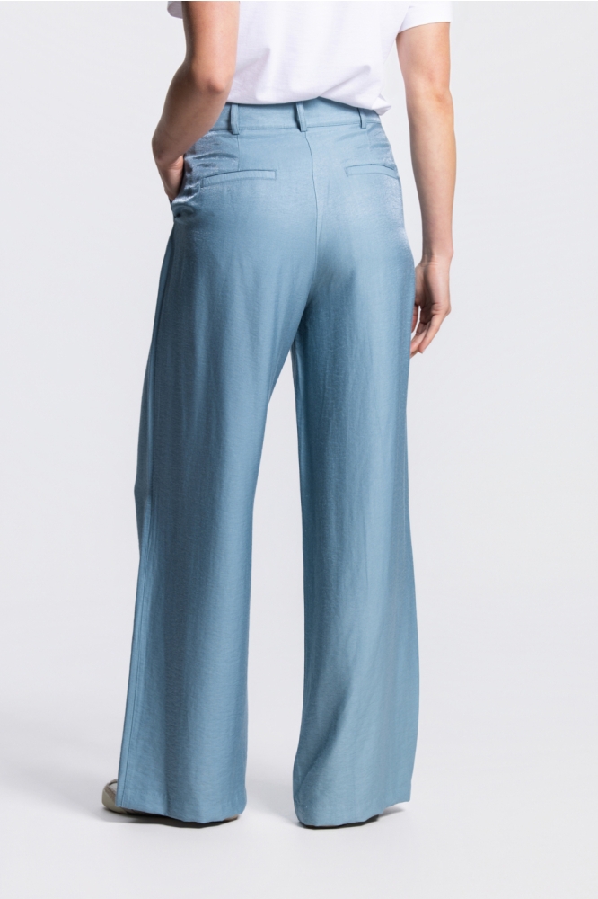 Juffrouw Jansen blauwe dames broek | Model achteraanzicht