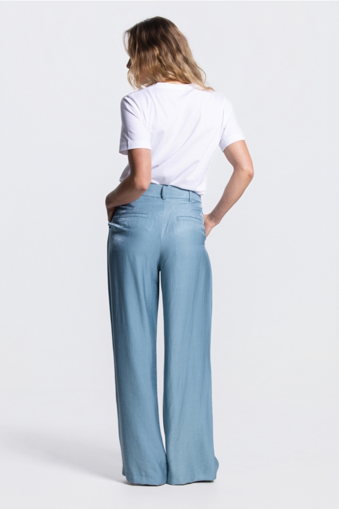 Juffrouw Jansen blauwe dames broek | Model achteraanzicht