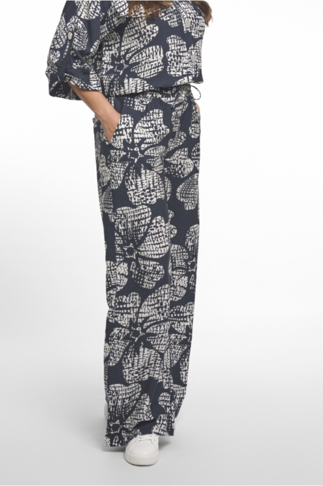 Zoso blauwe dames broek | Model zijaanzicht