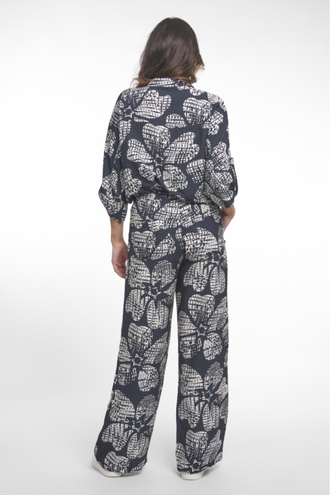 Zoso blauwe dames broek | Model achteraanzicht