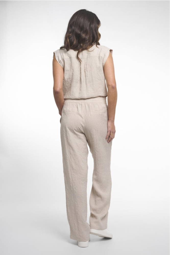 Zoso zand dames broek | Model achteraanzicht