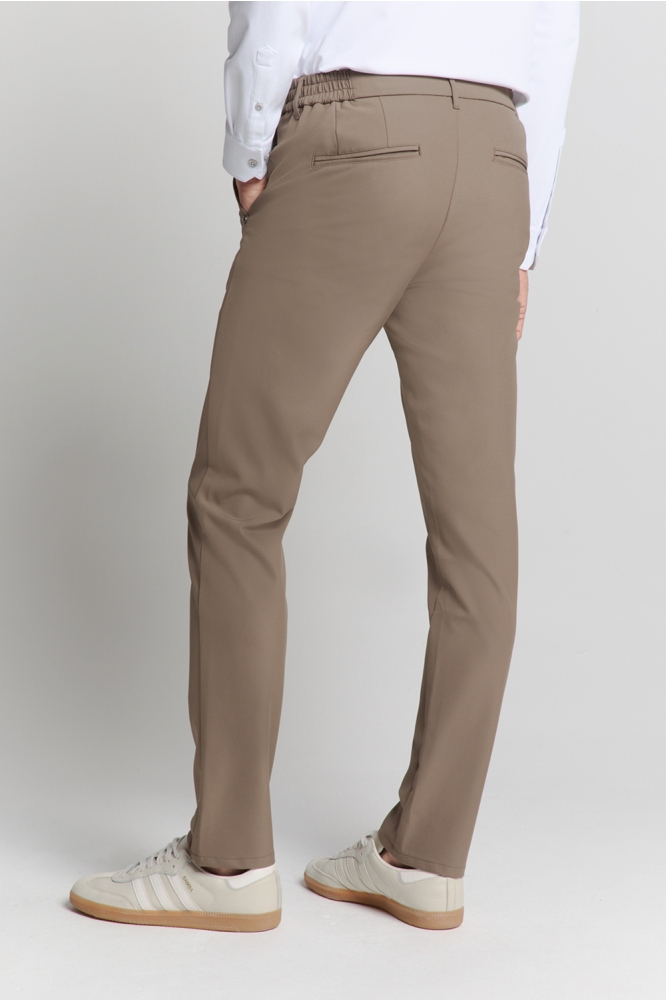 NO-EXCESS bruine heren broek | Model achteraanzicht