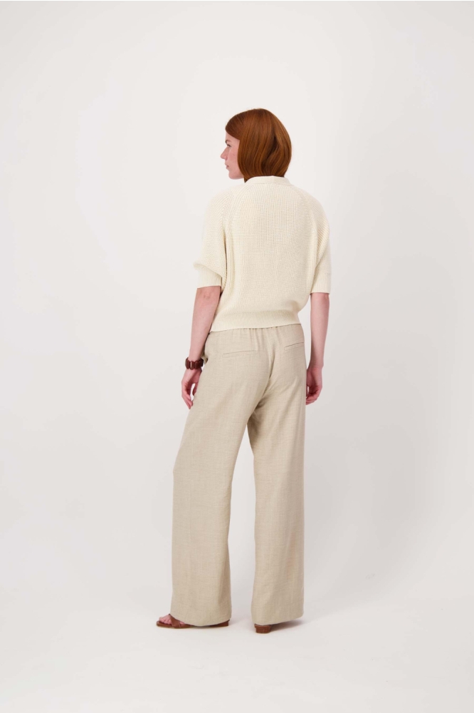 Zusss zand dames broek | Model achteraanzicht