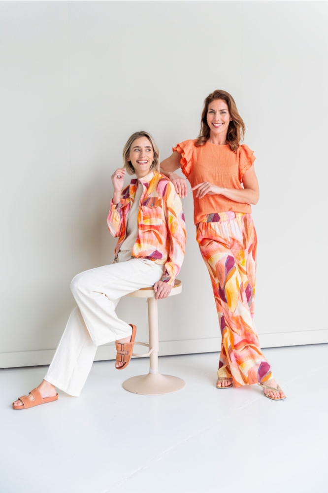 NED beige dames broek | Sfeerbeeld, In situatie