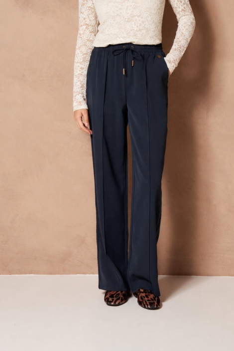 Lofty Manner blauwe dames broek | Model vooraanzicht
