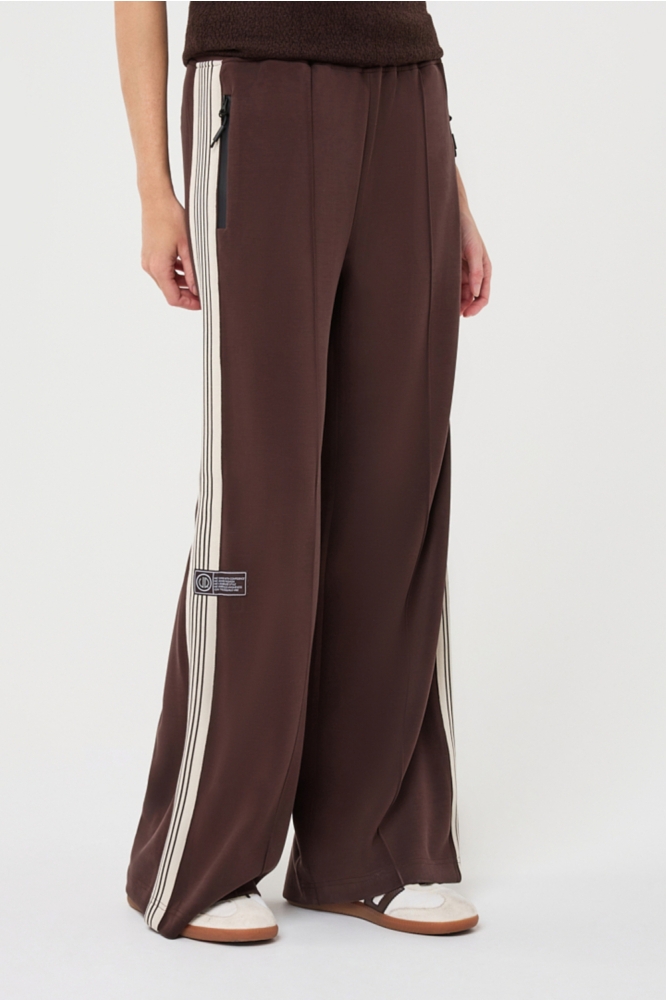 EsQualo bruine dames broek | Model vooraanzicht