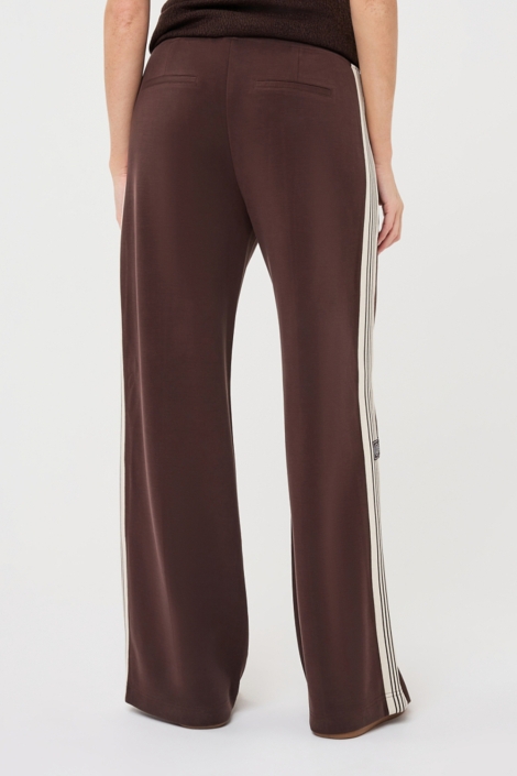 EsQualo bruine dames broek | Model achteraanzicht